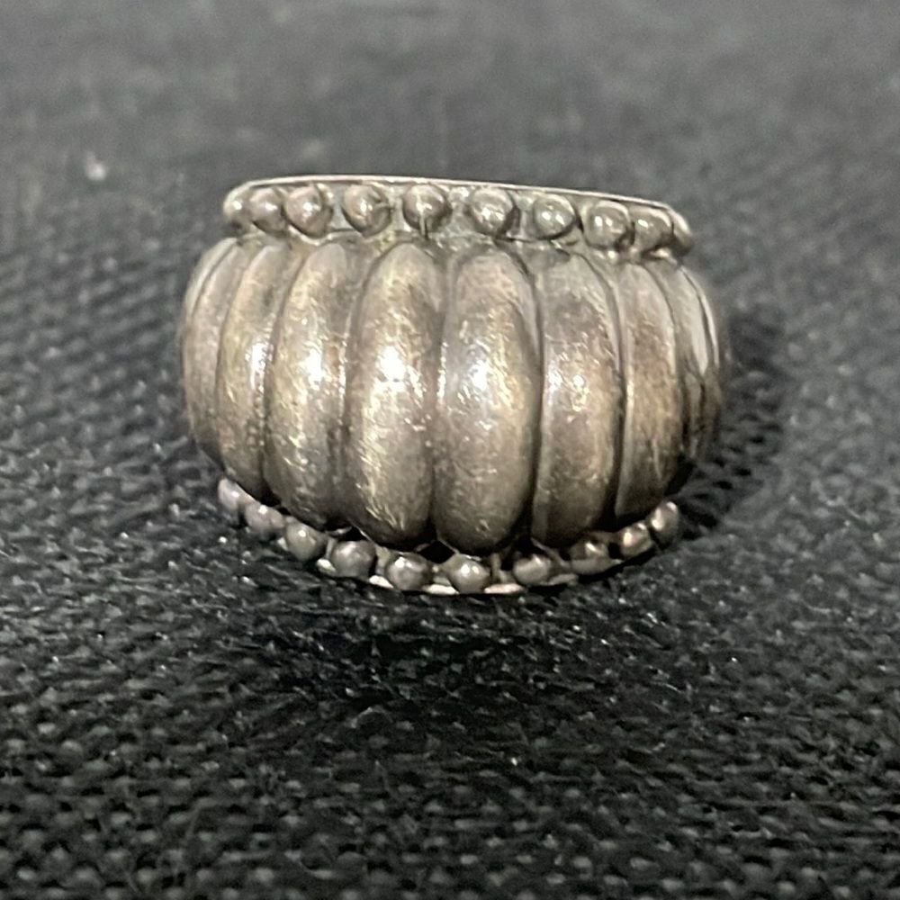 Largeย metalย ringโโ